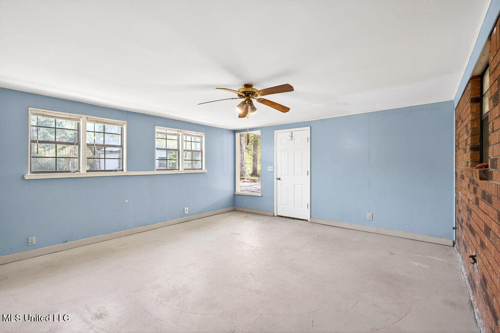 596 Tegarden Road Gulfport, MS 39507 - Photo 23 of 35 596TegardenRd-Garage