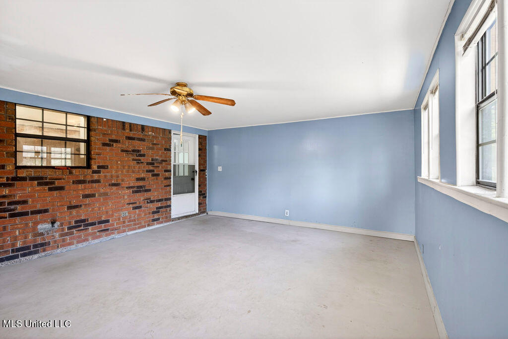 596 Tegarden Road Gulfport, MS 39507 - Photo 24 of 35 596TegardenRd-Garage