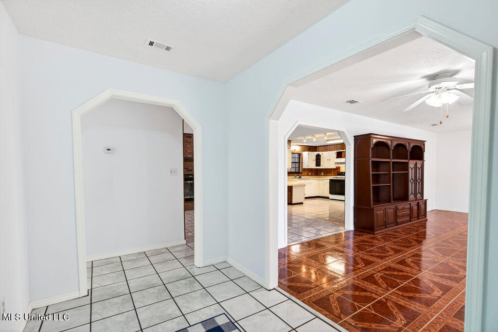 596 Tegarden Road Gulfport, MS 39507 - Photo 7 of 35 596TegardenRd-Foyer