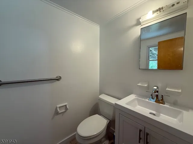 a view of a utility room with closet dryer and washer