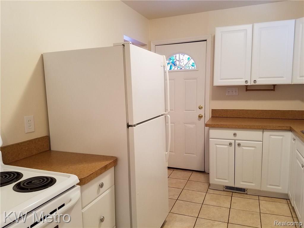 5265 Sashabaw Road Clarkston, MI 48346 - Photo 3 of 9 Bright And Cheerful Kitchen