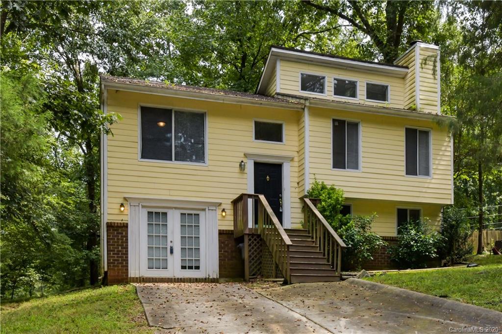 9209 Fairway Ridge Road Charlotte, NC 28277 - Photo 3 of 48 a front view of a house with a garden
