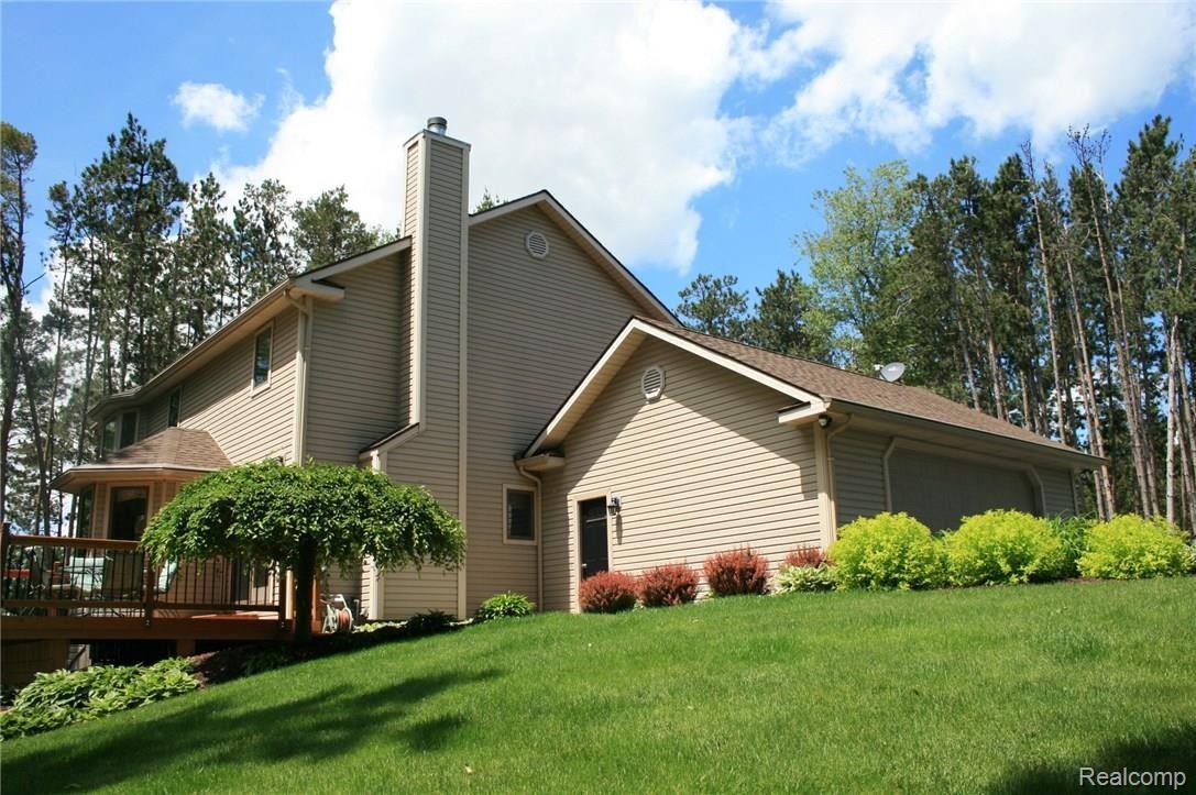 2238 Spruce Ridge Howell, MI 48855 - Photo 5 of 39 2 back.jpg