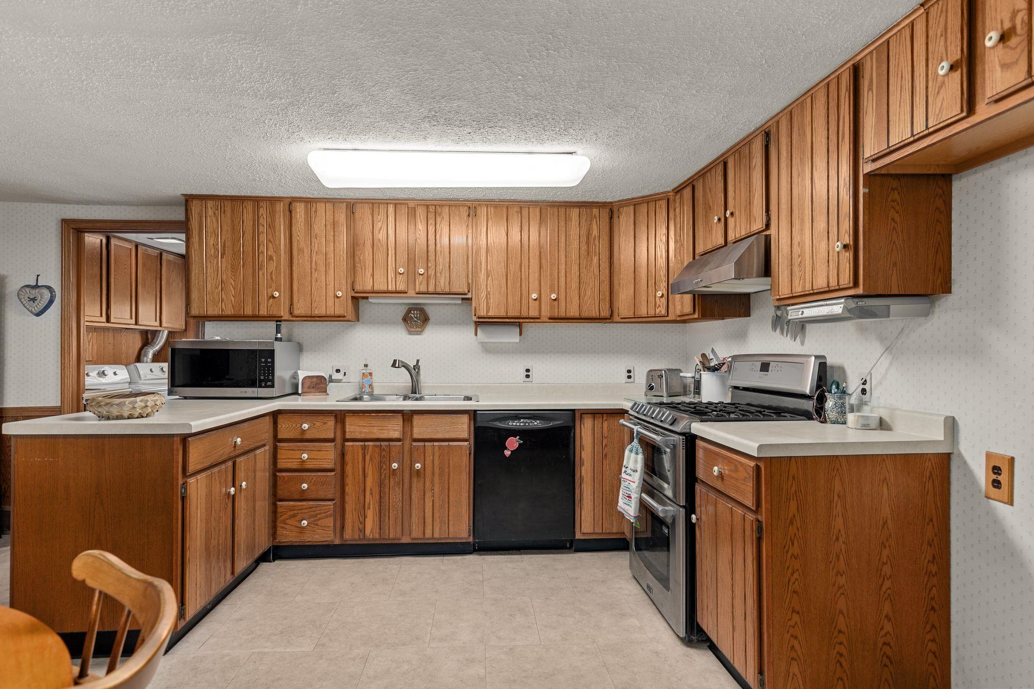 5592 Lake Road Oshkosh, WI 54902 - Photo 19 of 65 Gallery Image 19