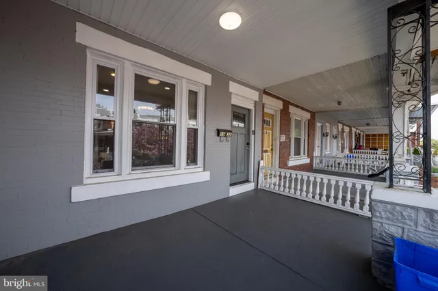 a view of an entryway with a livingroom