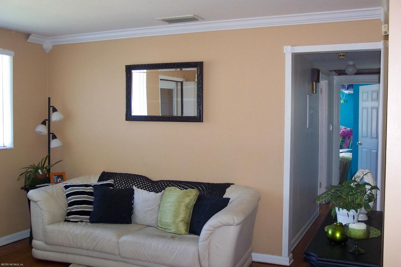 2806 Randy Road Jacksonville, FL 32216 - Photo 4 of 10 a living room with furniture