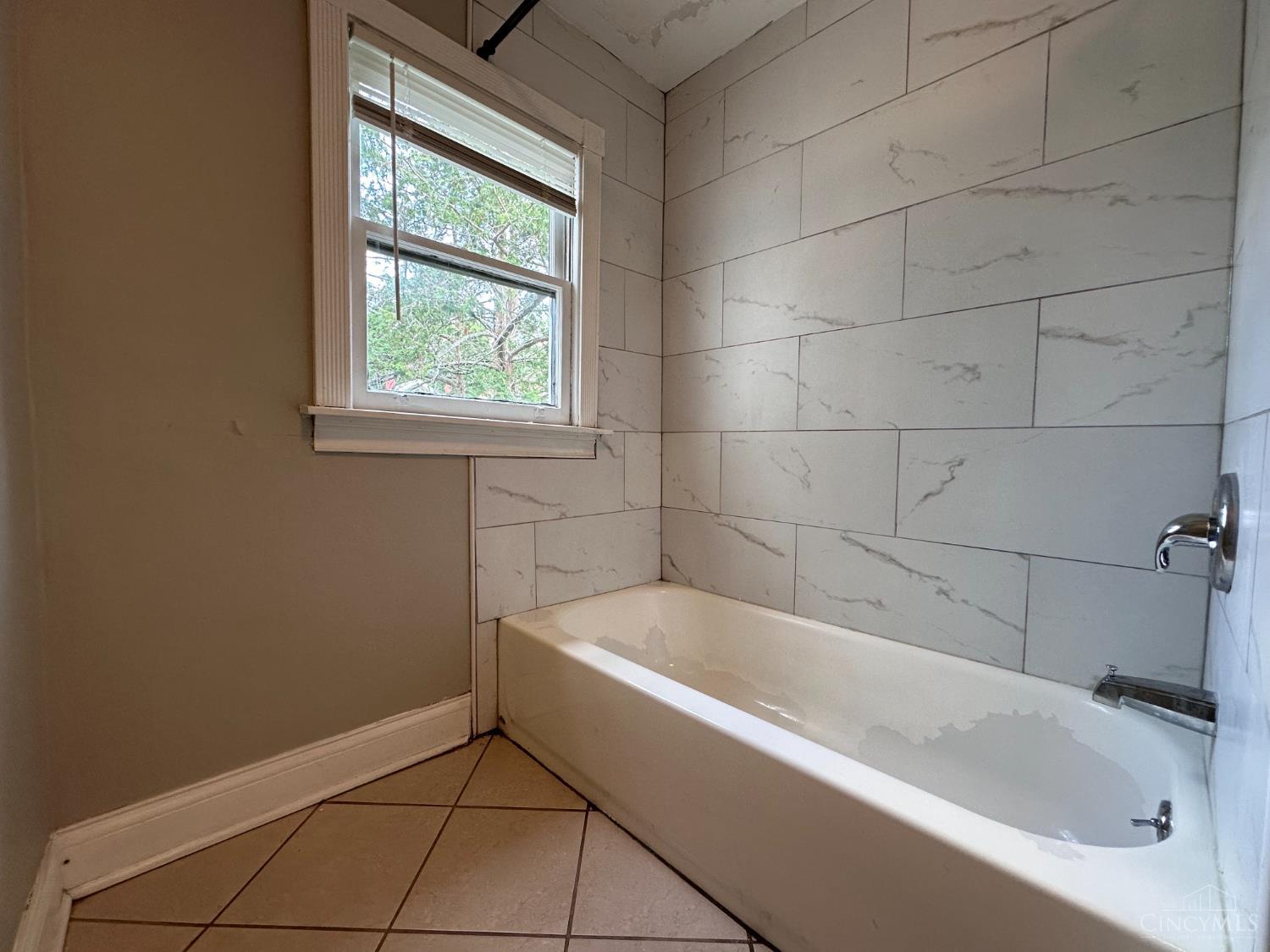 623 Riddle Road, Unit 2 Cincinnati, OH 45220 - Photo 9 of 10