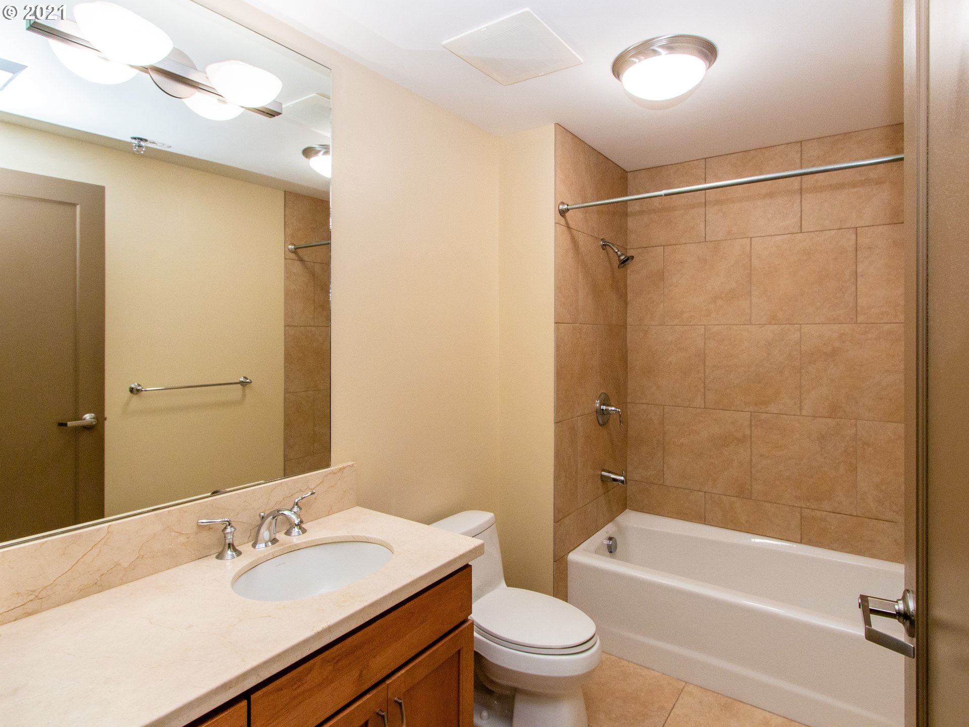 2454 Northwest Westover Road, Unit 5201 Portland, OR 97210 - Photo 11 of 23 Gallery Image 11