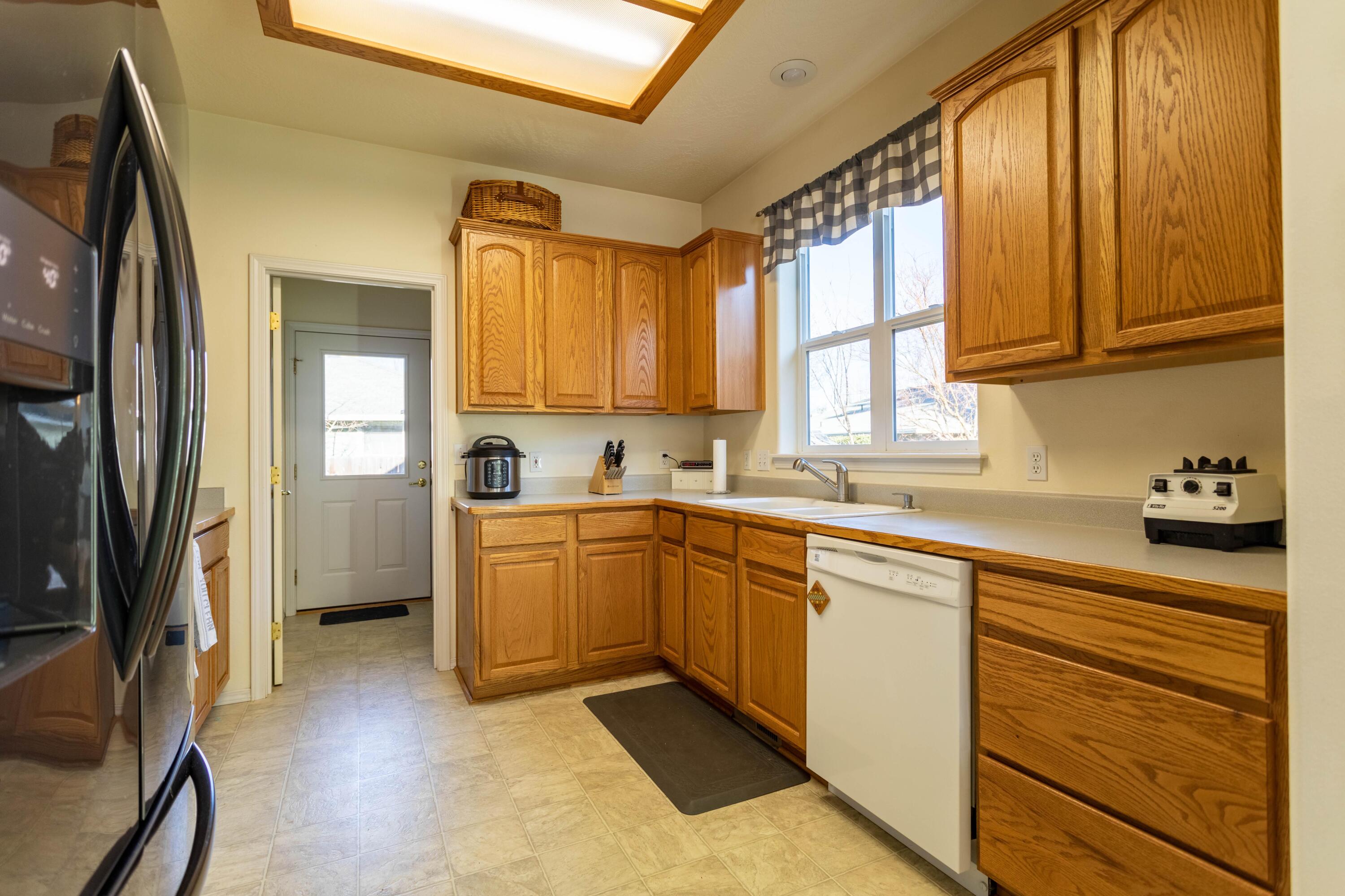 1012 Megan Lane Phoenix, OR 97535 - Photo 8 of 35 Kitchen