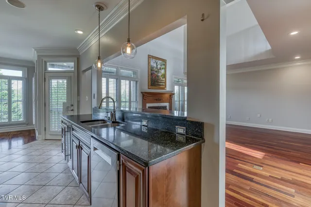 $899,500 | 102 Oak View Circle, Bristol, TN 37620