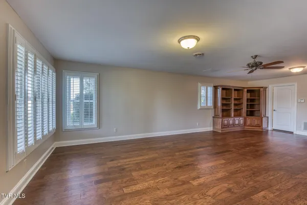 $824,500 | 102 Oak View Circle, Bristol, TN 37620