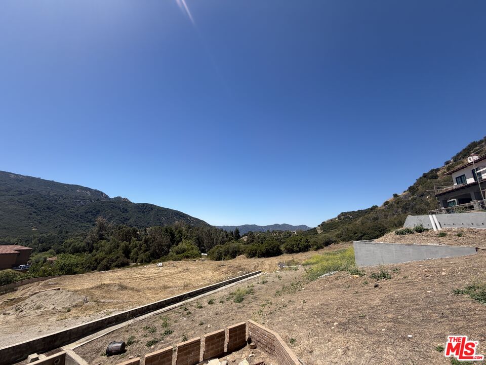 2116 Stunt Road Calabasas, CA 91302 - Photo 10 of 12