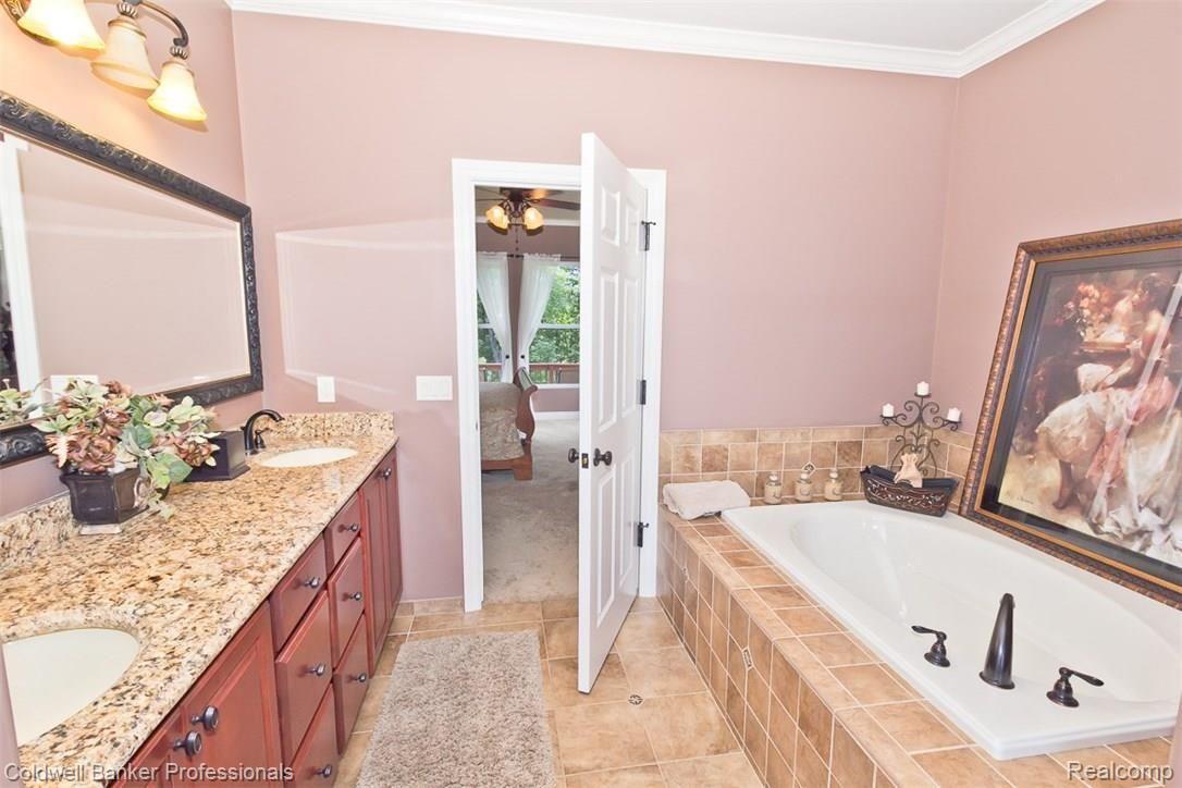 1098 Riverside Street Milford, MI 48381 - Photo 13 of 35 IMG_4558.jpg