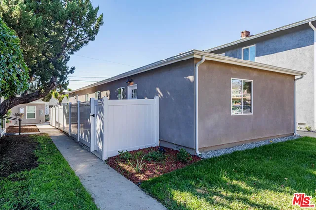 a view of a house with backyard