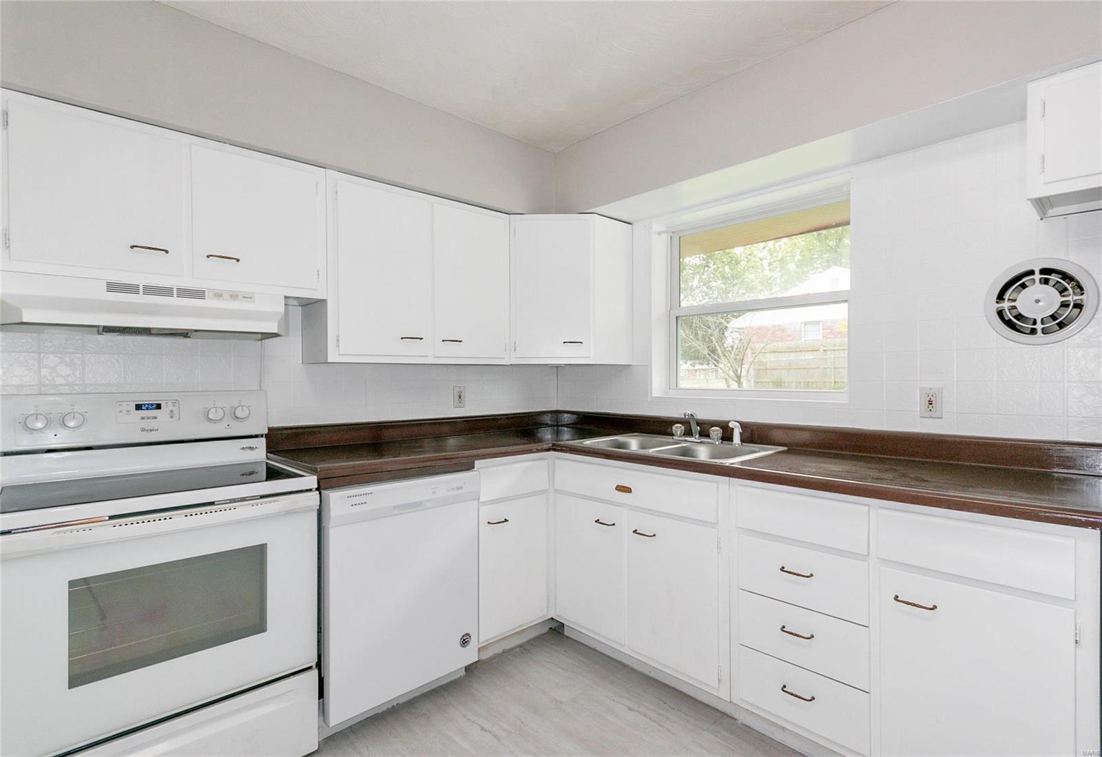 10248 Lackland Road St. Louis, MO 63114 - Photo 10 of 32 Gallery Image 10