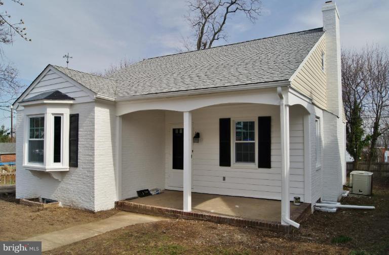 11 Tanglewood Road Catonsville, MD 21228 - Photo 1 of 22 Exterior (Main)