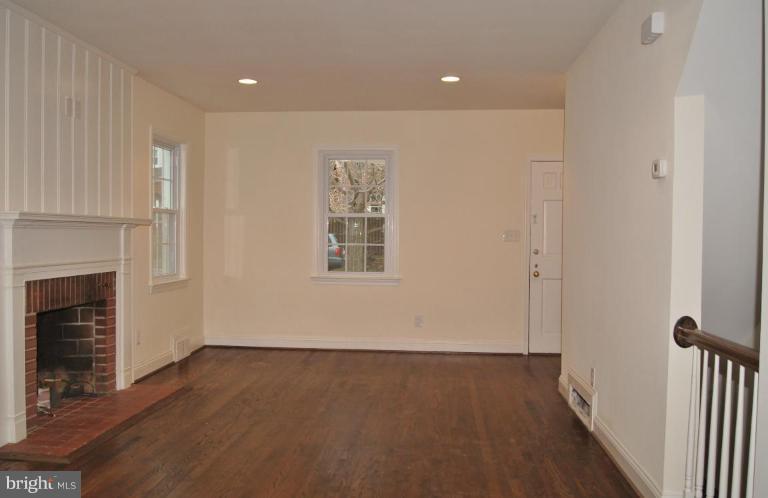 11 Tanglewood Road Catonsville, MD 21228 - Photo 3 of 22 Living Room #2
