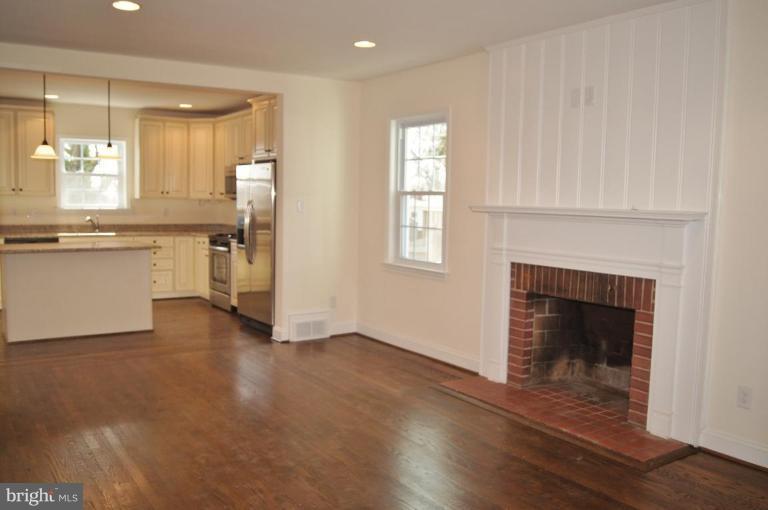 11 Tanglewood Road Catonsville, MD 21228 - Photo 4 of 22 Living Room