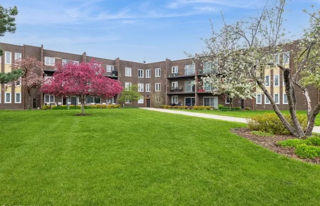 $230,000 | 1525 Sander Court, Unit 113, Wheeling, IL 60090