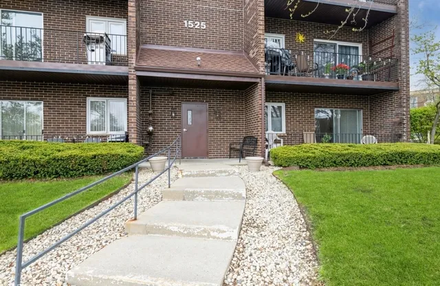 $230,000 | 1525 Sander Court, Unit 113, Wheeling, IL 60090