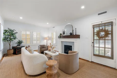 $925,000 | 1806 McDuffie Street, Houston, TX 77019