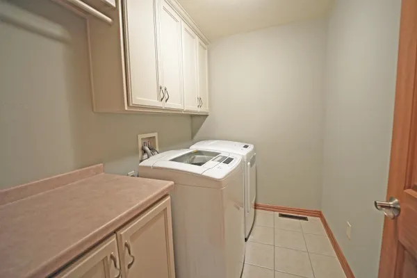 $419,900 | 1064 Coronado Court, Hobart, WI 54155