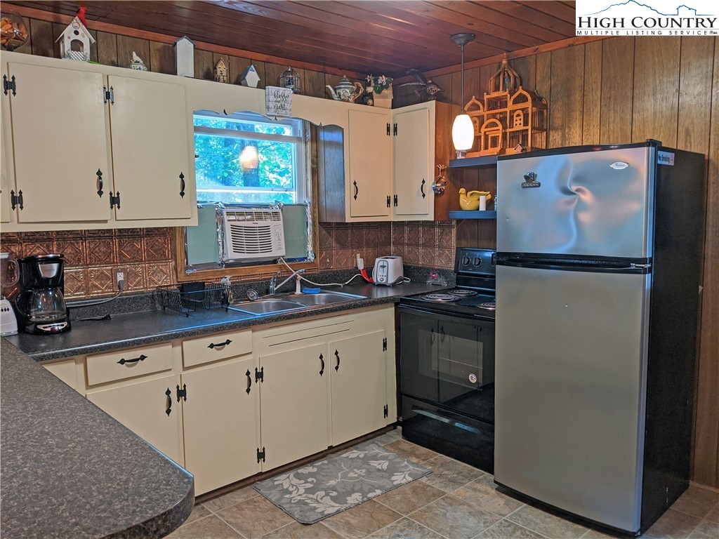 584 Horseshoe Ridge Road East Deep Gap, NC 28618 - Photo 6 of 20