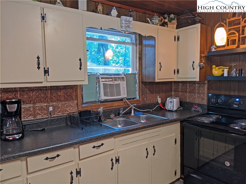 584 Horseshoe Ridge Road East Deep Gap, NC 28618 - Photo 7 of 20