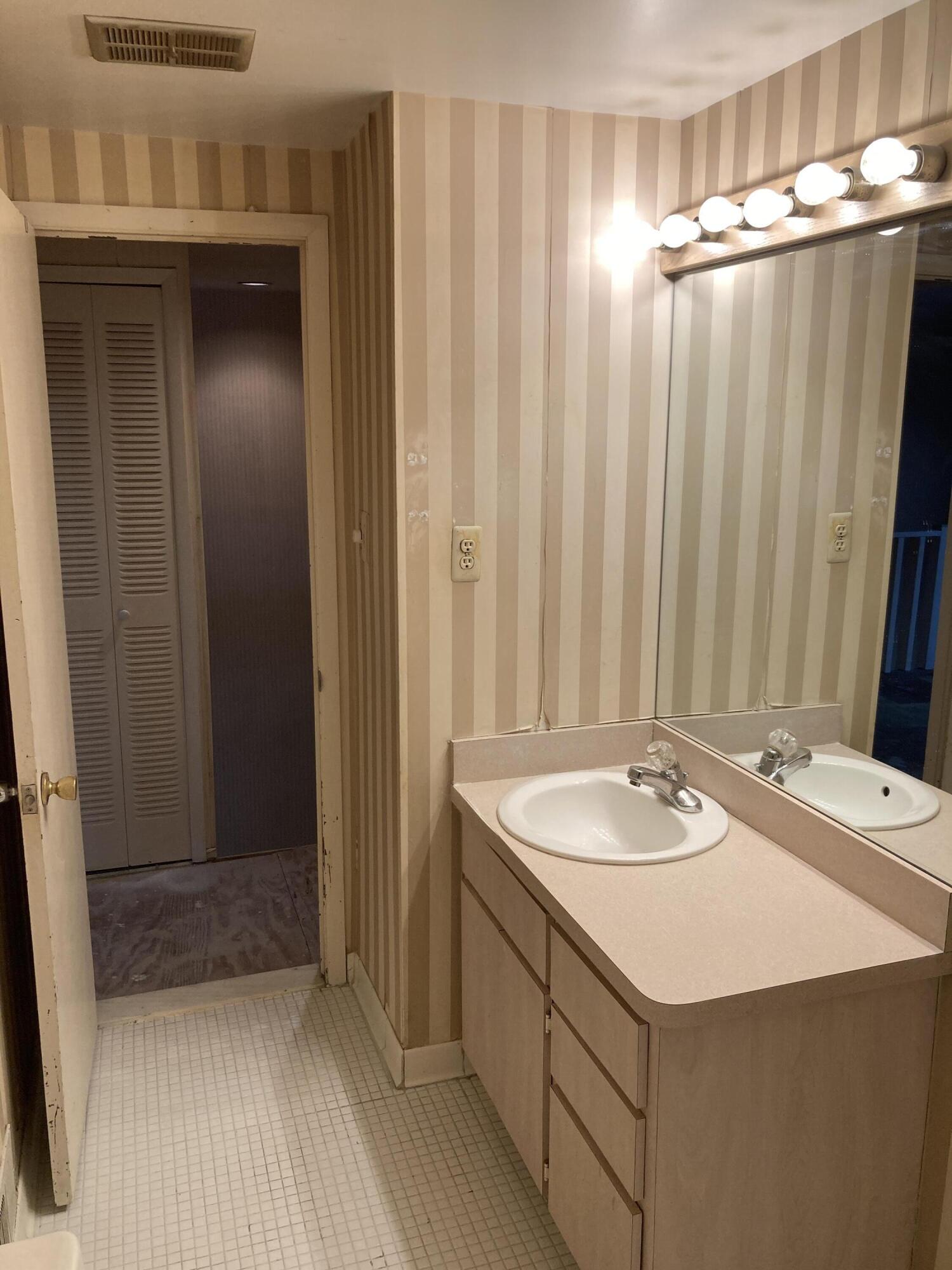 5065 Crooks Road, Unit 49 Royal Oak, MI 48073 - Photo 10 of 22 IMG_6433