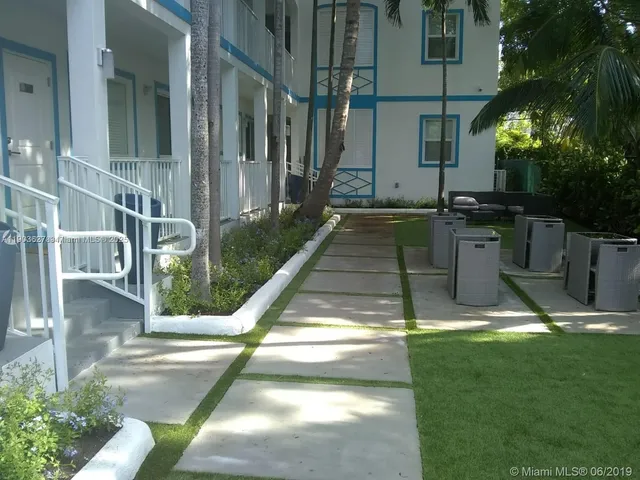 a view of a house with backyard