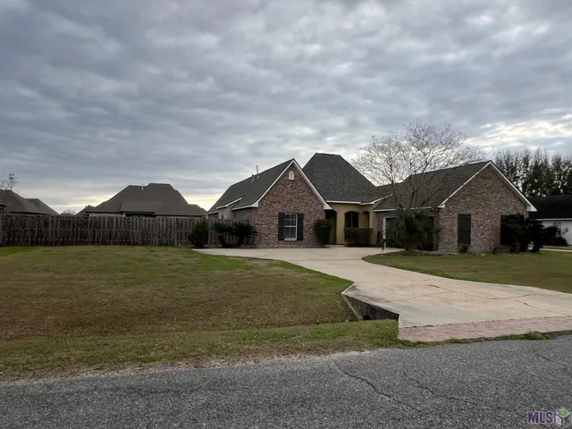 $2,300 | 6400 Pelican Crossing Drive, Gonzales, LA 70737