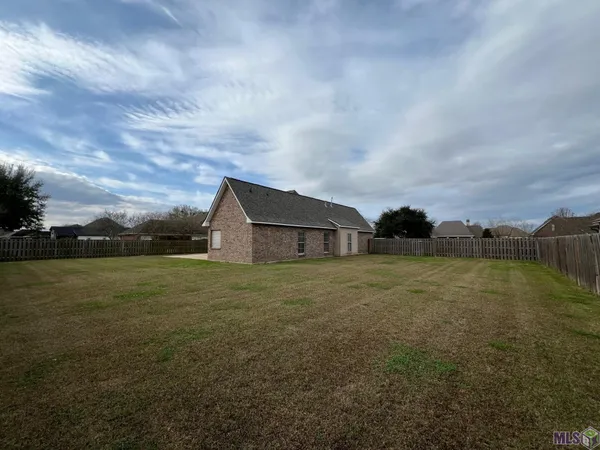 $2,300 | 6400 Pelican Crossing Drive, Gonzales, LA 70737