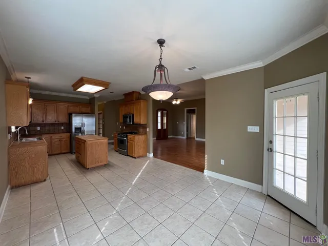 $2,300 | 6400 Pelican Crossing Drive, Gonzales, LA 70737