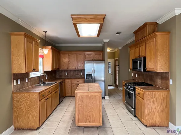 $2,300 | 6400 Pelican Crossing Drive, Gonzales, LA 70737