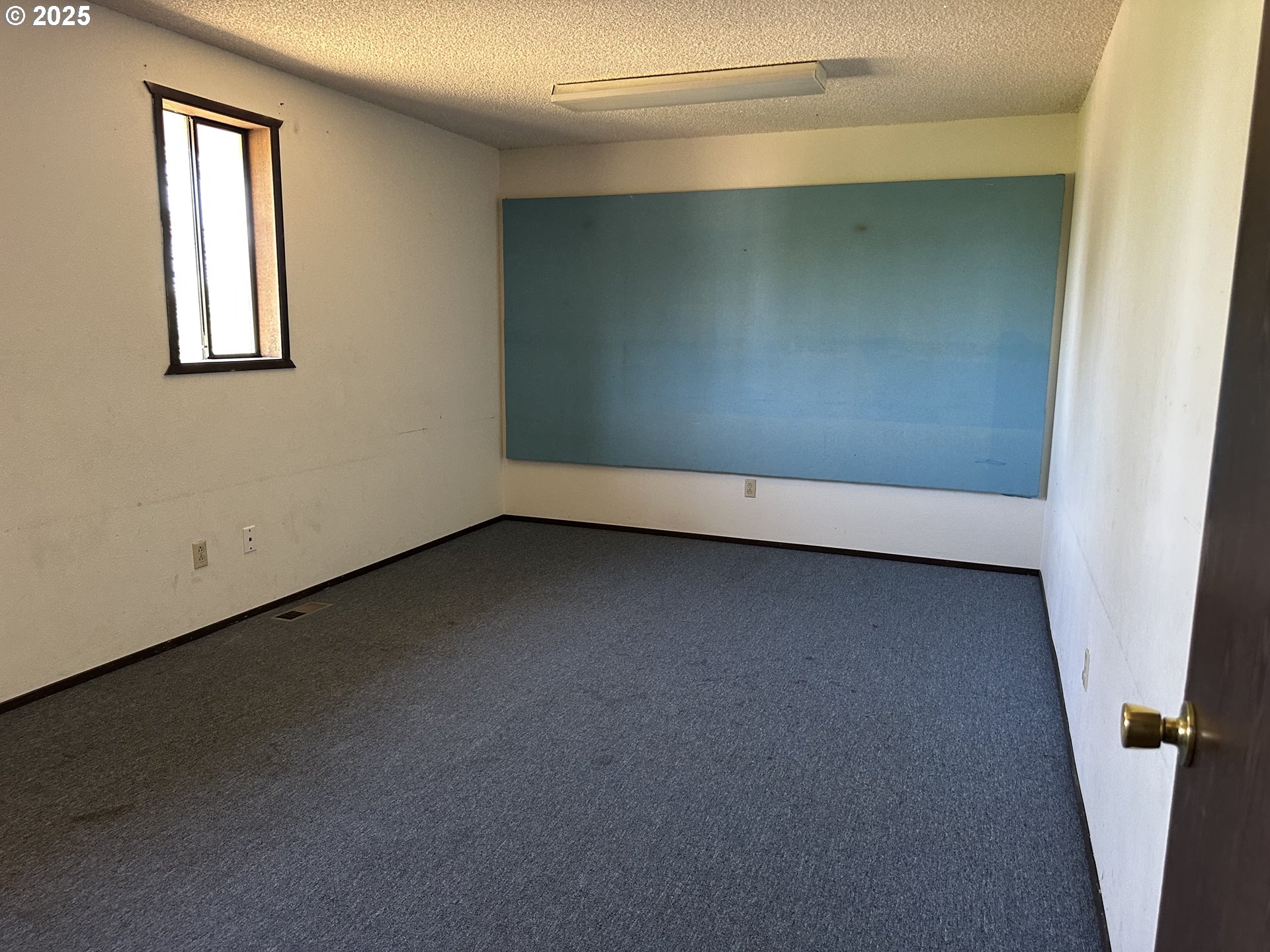 46576 Mission Road Pendleton, OR 97801 - Photo 11 of 31 an empty room with windows