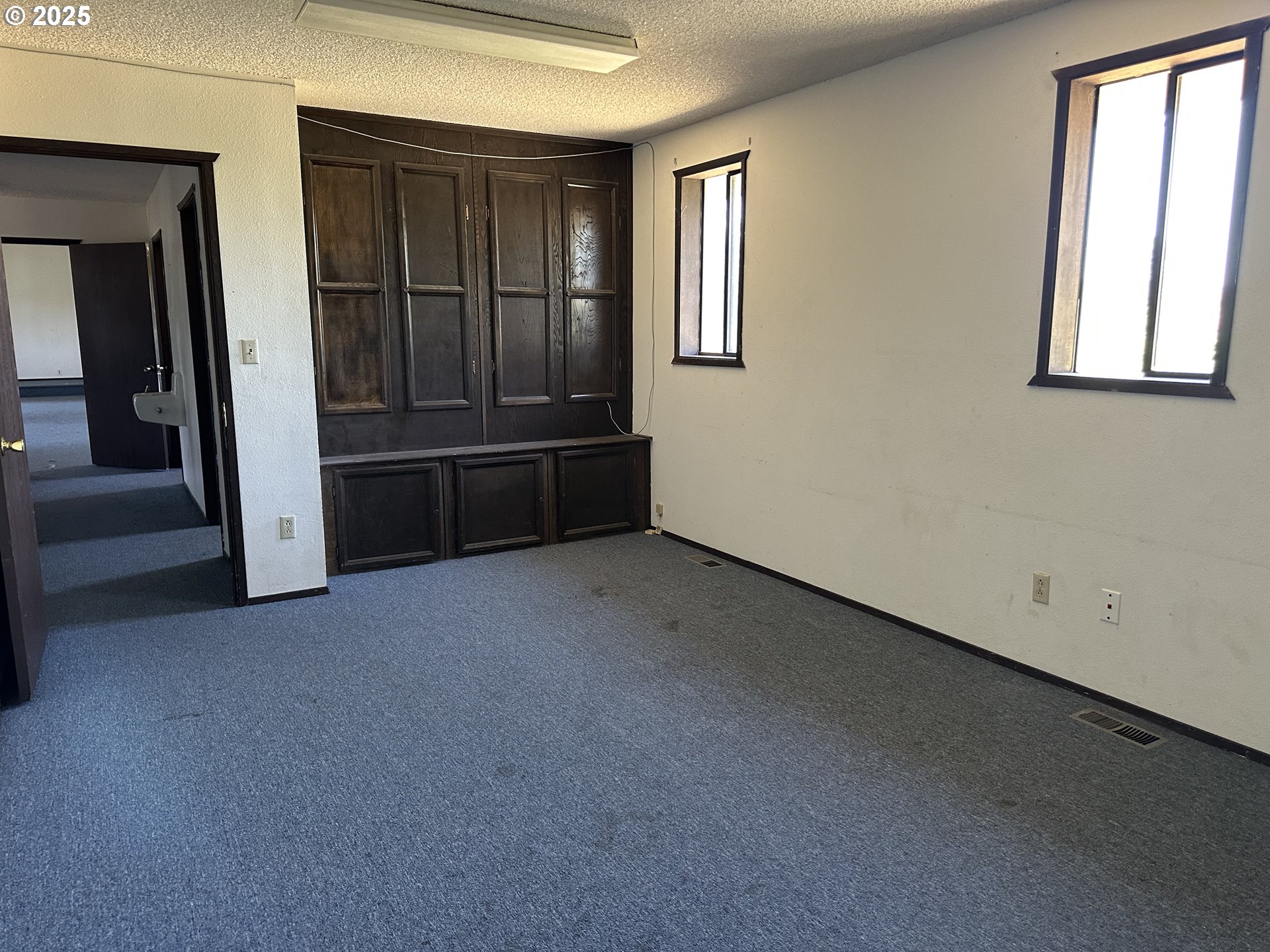 46576 Mission Road Pendleton, OR 97801 - Photo 12 of 31 an empty room with windows