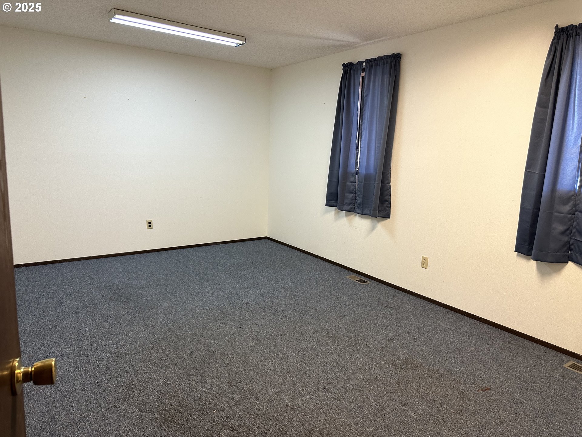 46576 Mission Road Pendleton, OR 97801 - Photo 13 of 31 an empty room with a window