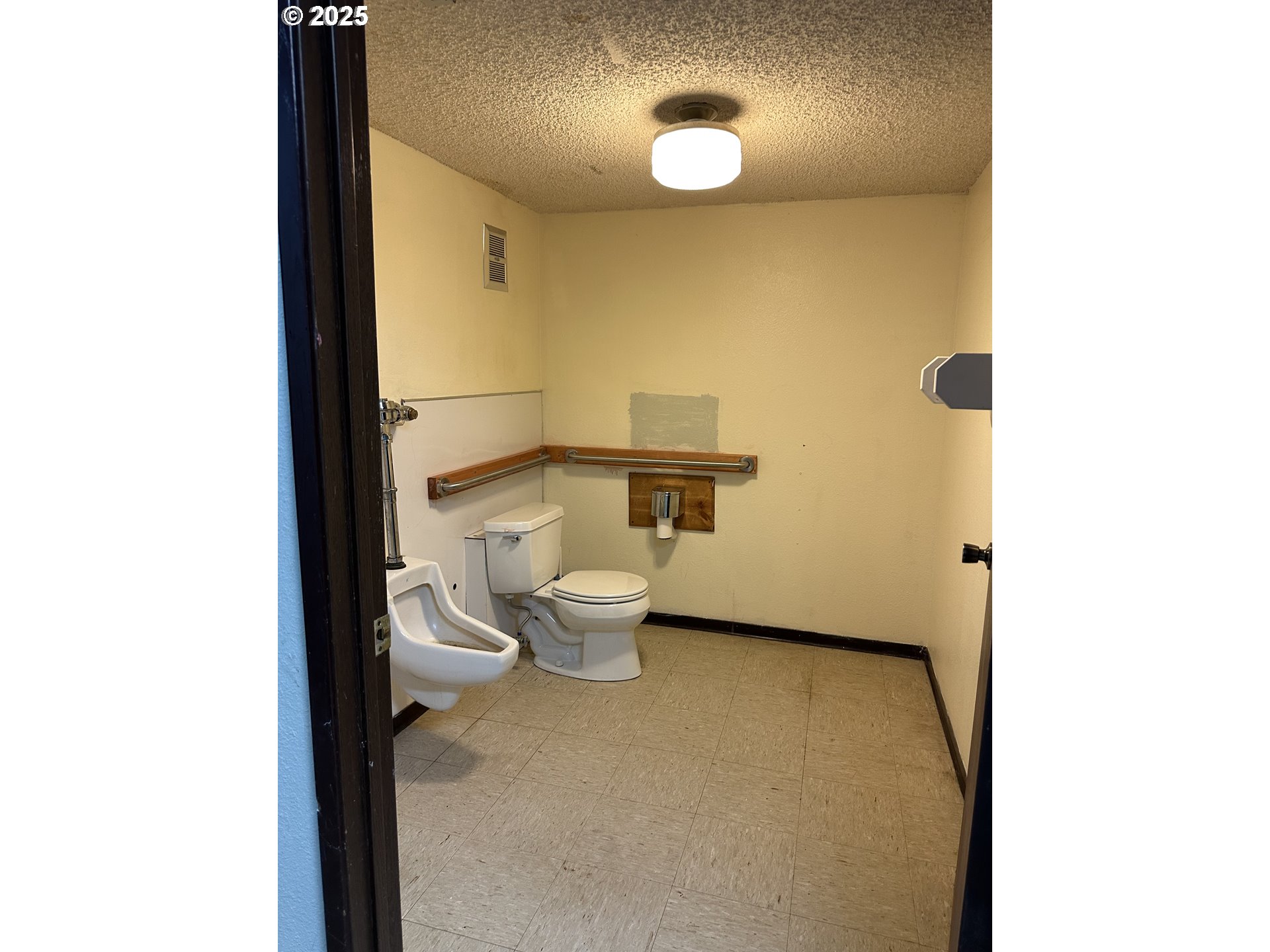 46576 Mission Road Pendleton, OR 97801 - Photo 14 of 31 a bathroom with a toilet