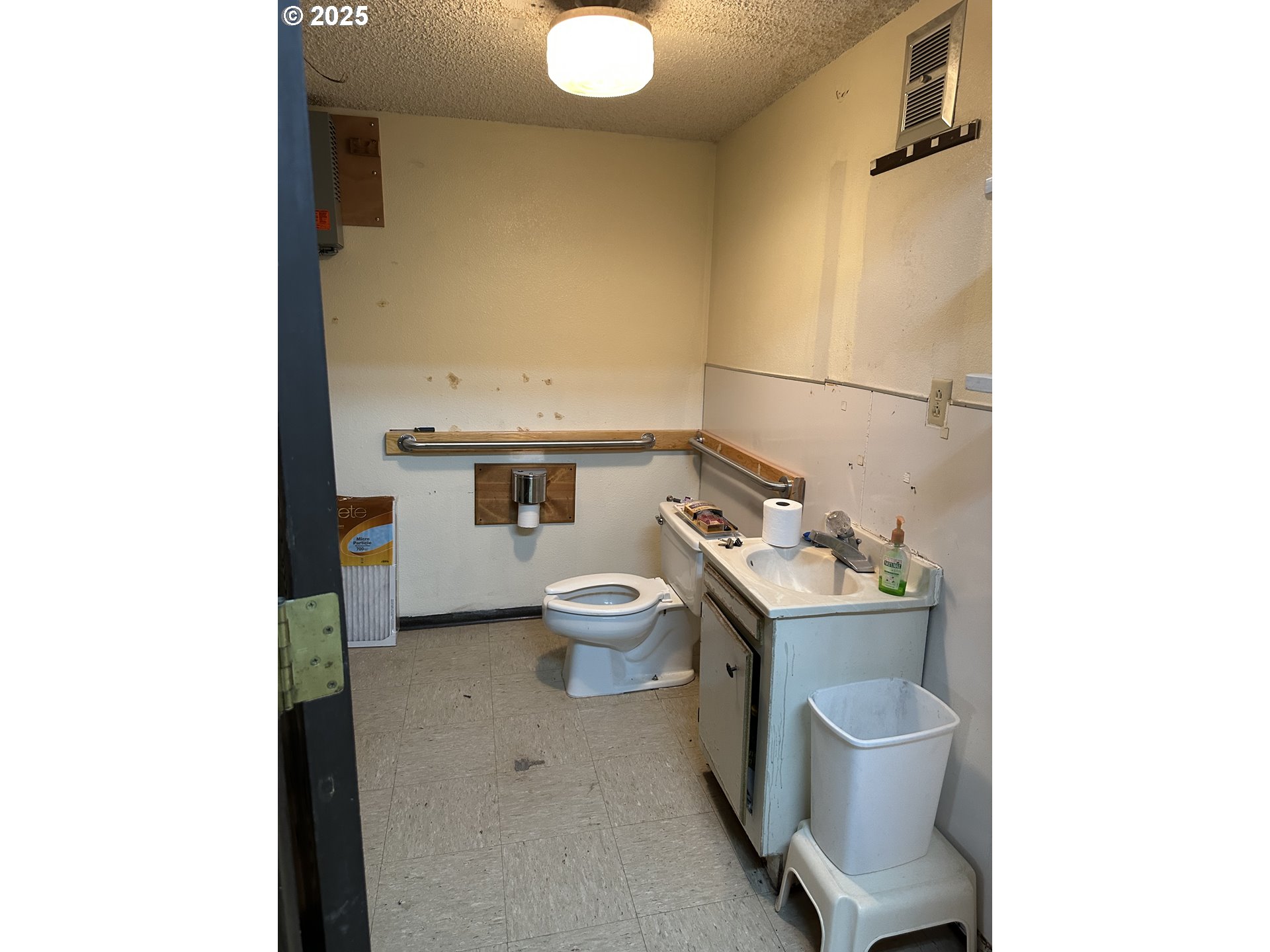 46576 Mission Road Pendleton, OR 97801 - Photo 15 of 31 a bathroom with a sink a toilet and a mirror