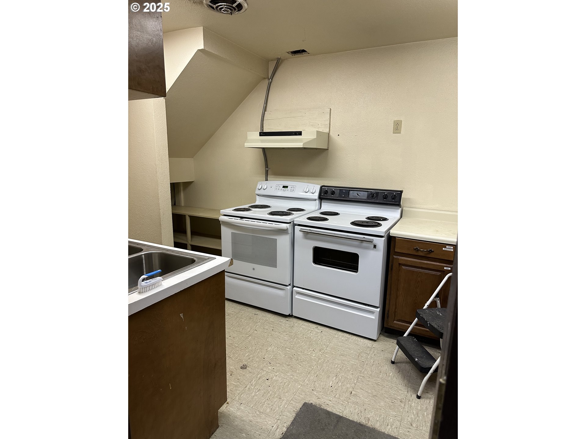 46576 Mission Road Pendleton, OR 97801 - Photo 17 of 31 a kitchen that has a stove and a microwave