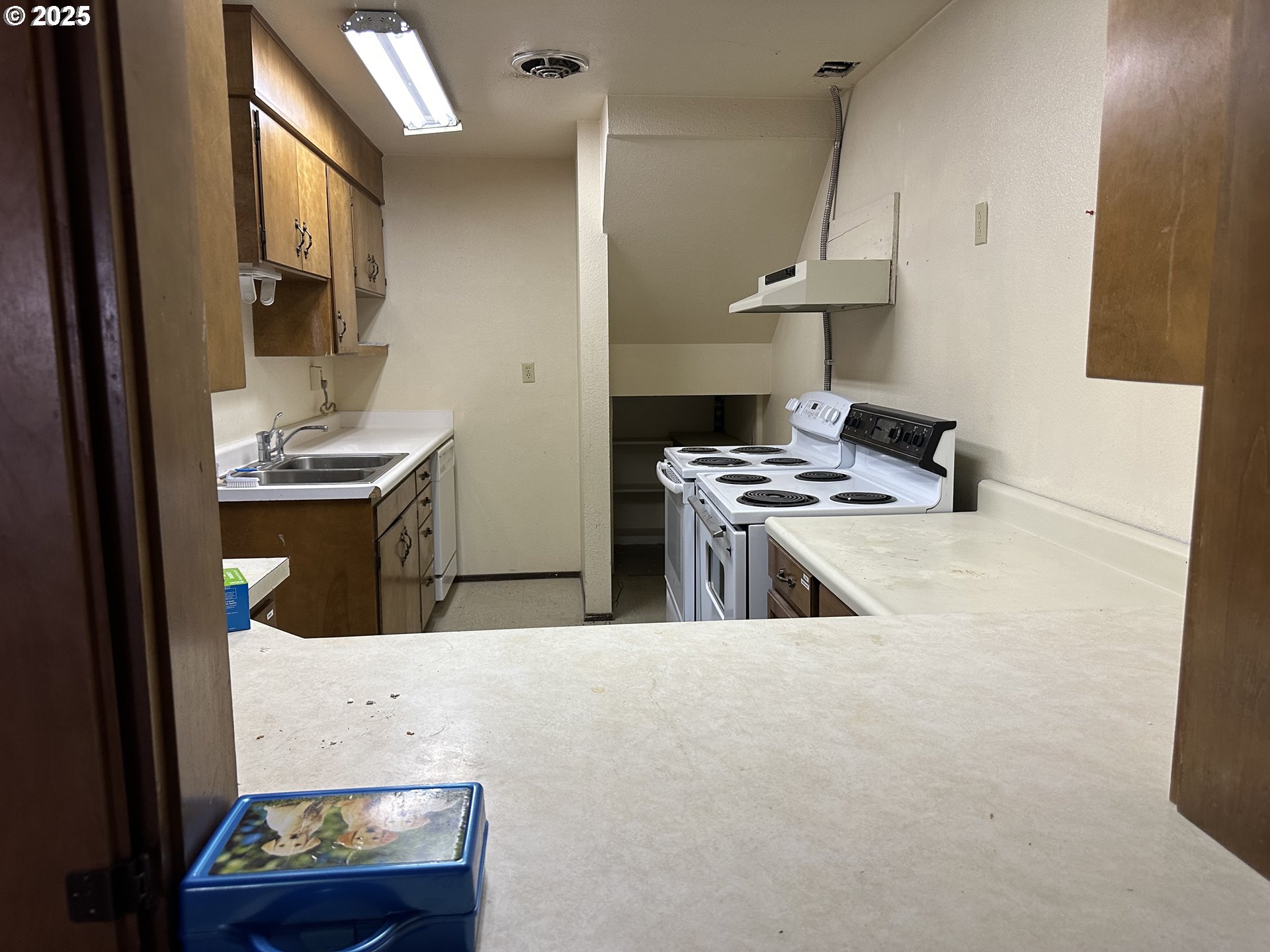 46576 Mission Road Pendleton, OR 97801 - Photo 18 of 31 a kitchen with a stove a refrigerator and a stove