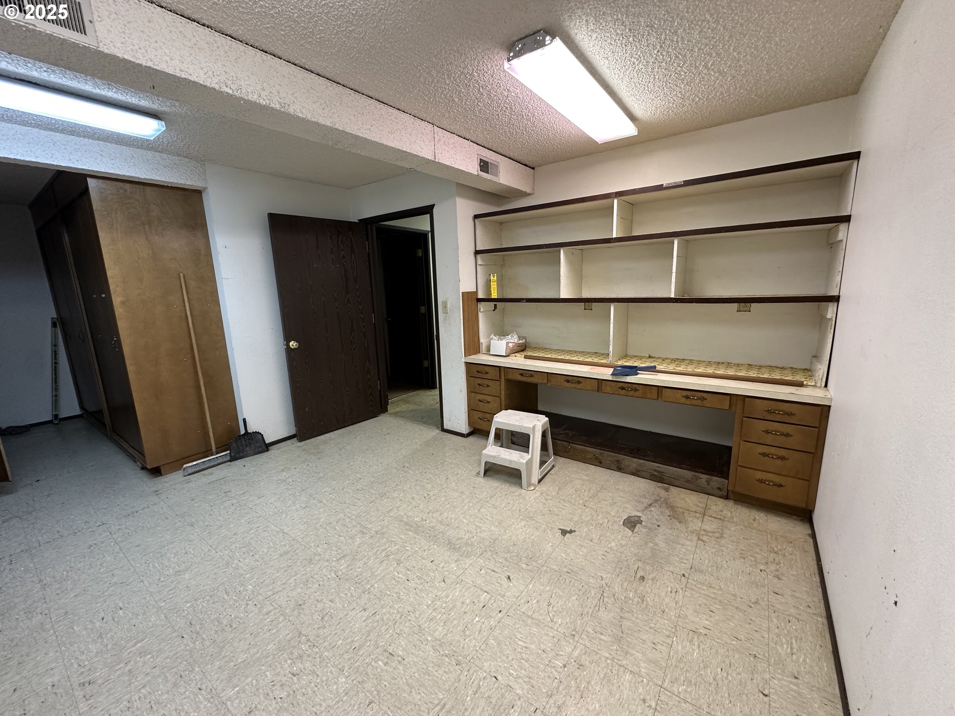 46576 Mission Road Pendleton, OR 97801 - Photo 23 of 31 a view of an empty room with a cabinet and a window
