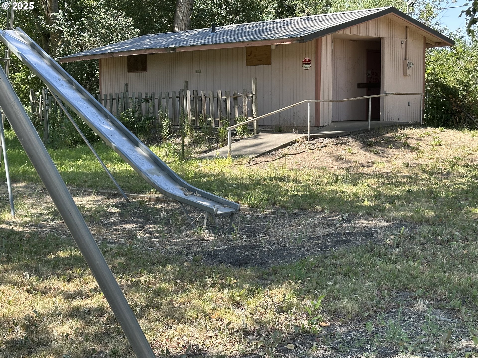 46576 Mission Road Pendleton, OR 97801 - Photo 28 of 31 a backyard of a house with large trees and wooden fence