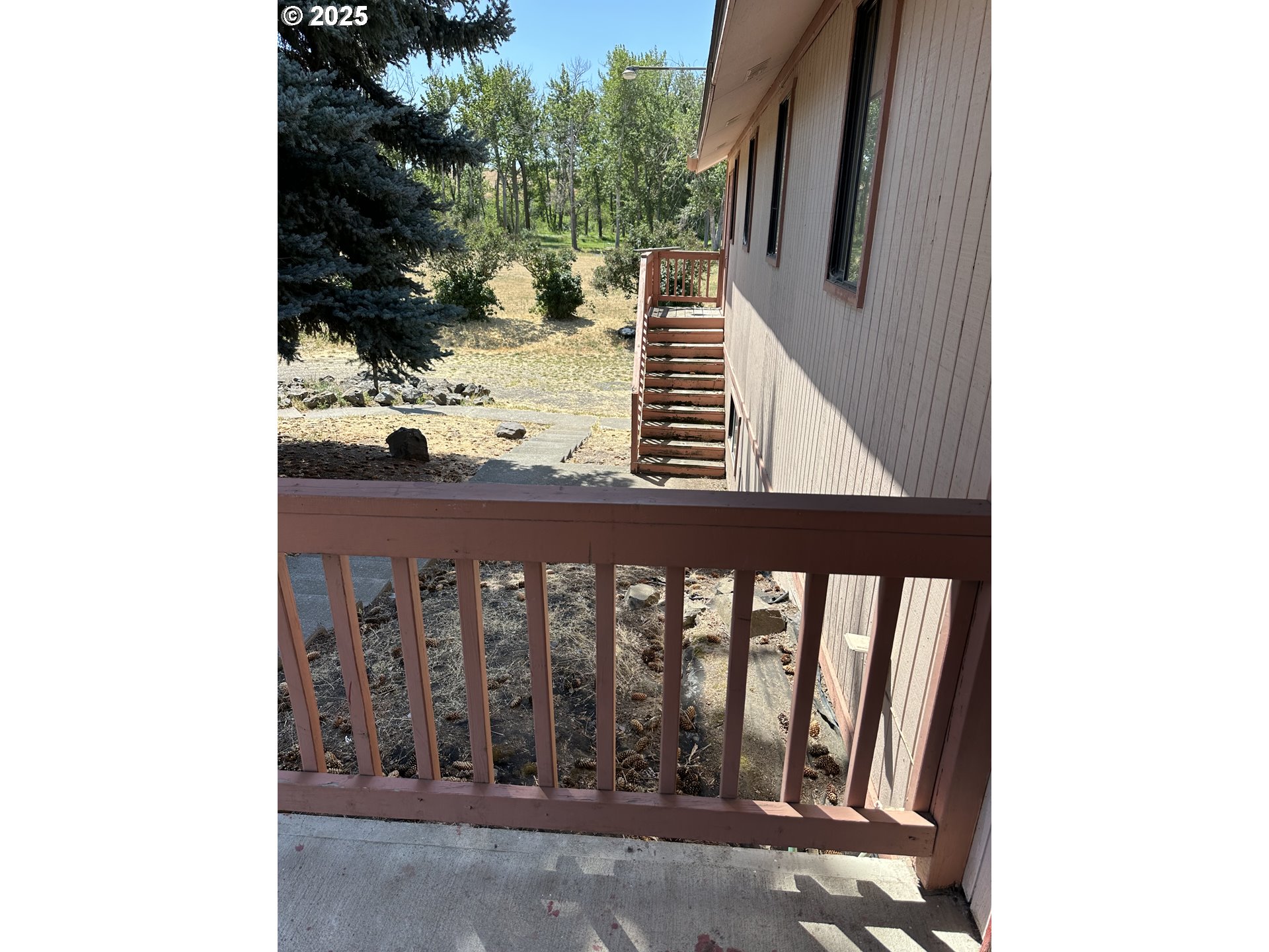 46576 Mission Road Pendleton, OR 97801 - Photo 4 of 31 a view of a balcony