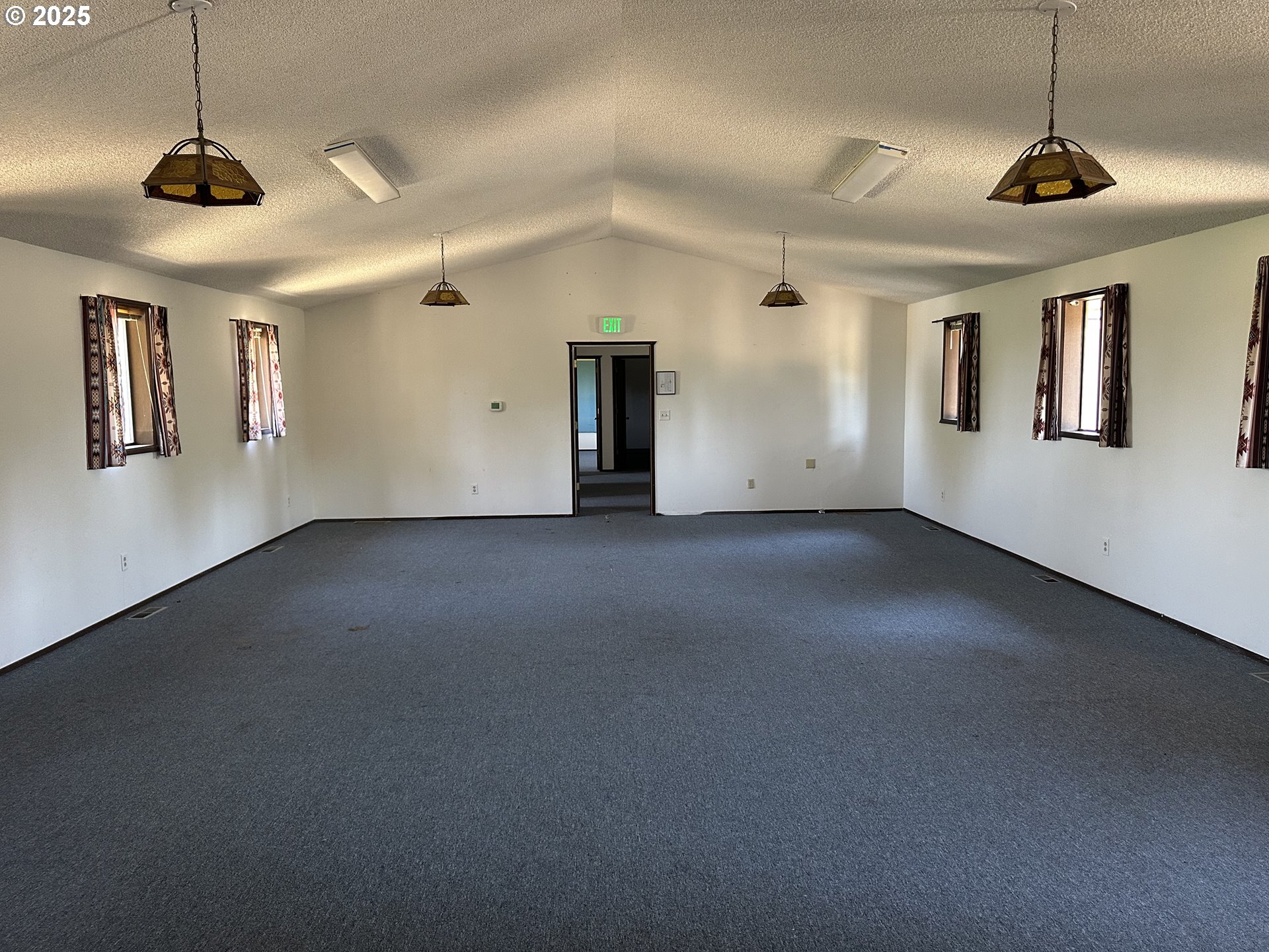 46576 Mission Road Pendleton, OR 97801 - Photo 6 of 31 a view of a livingroom with a ceiling fan and window