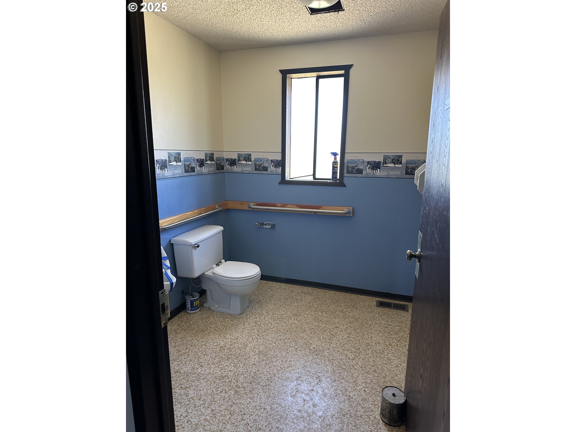 46576 Mission Road Pendleton, OR 97801 - Photo 10 of 31 a bathroom with a toilet sink and mirror