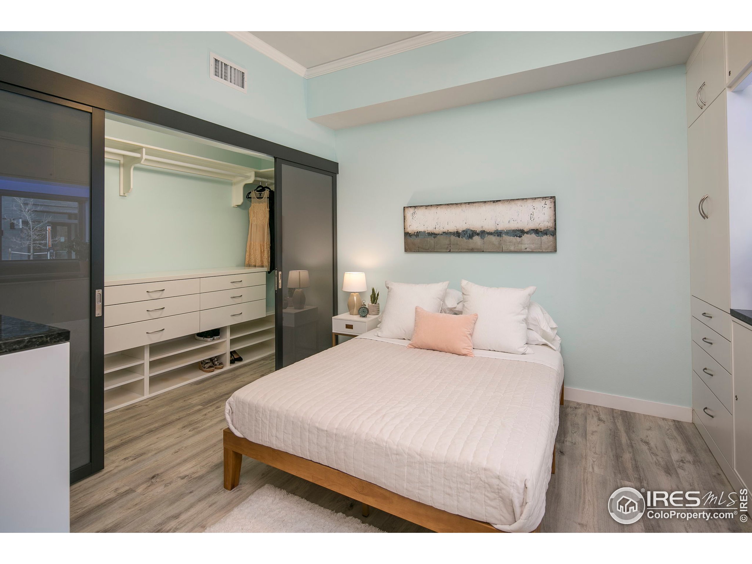 2445 Junction Place, Unit 103 Boulder, CO 80301 - Photo 17 of 29 a bedroom with a bed and a dresser