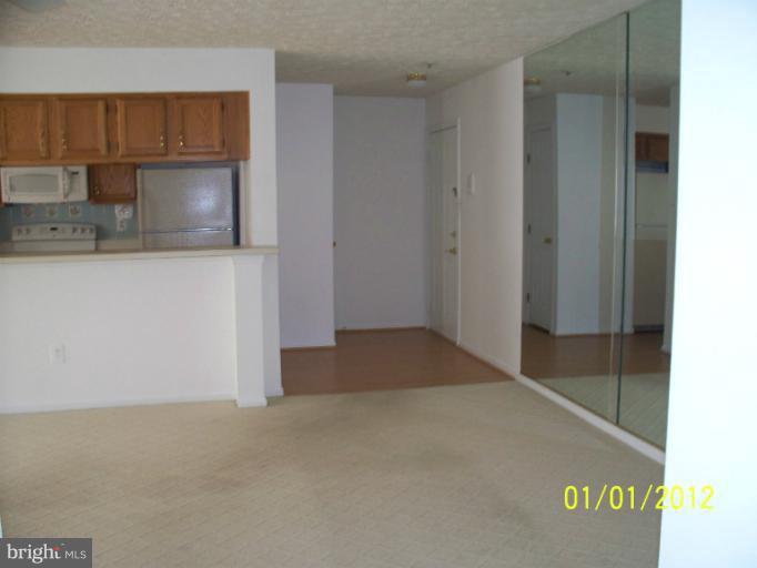 661 Deering Road, Unit 3G Pasadena, MD 21122 - Photo 8 of 12 Living Room
