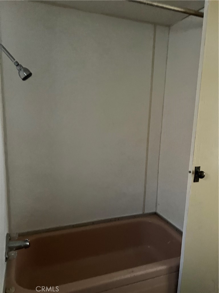 35080 Chandler Avenue, Unit 11 Calimesa, CA 92320 - Photo 16 of 20 a bathroom with a bathtub
