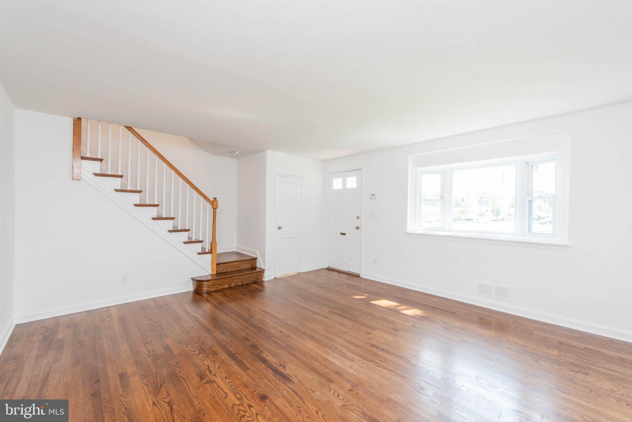 903 Coleridge Road Baltimore, MD 21229 - Photo 4 of 27 Living Room
